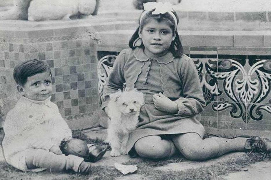 Lina Medina, historian nuorin äiti, kuvassa poikansa kanssa.